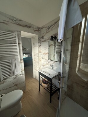 Dusch, hårtork, bidé och handdukar