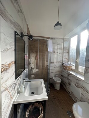 Shower, hair dryer, bidet, towels - Panoramic and cozy house in the historic center Naples (Napoli)