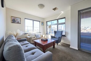 Living area - Beachside Family Retreat (Scarborough)