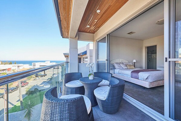 Outdoor dining - Beachside Family Retreat (Scarborough)