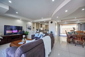 Living area - Beachside Family Retreat (Scarborough)