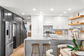 Dishwasher, dining tables - Boardwalk Villas 298 - Community Pool, Lake Front, Great Amenities + Dining! (Miramar Beach)