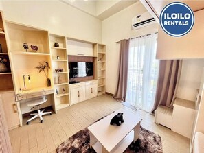 Condo, 1 Bedroom, Accessible, Smoking | Living room | Books