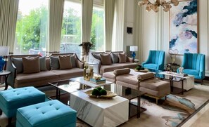 Condo, 1 Bedroom, Accessible, Smoking | Living room | Books