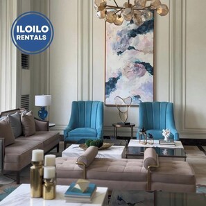 Condo, 1 Bedroom, Accessible, Smoking | Living room | Books