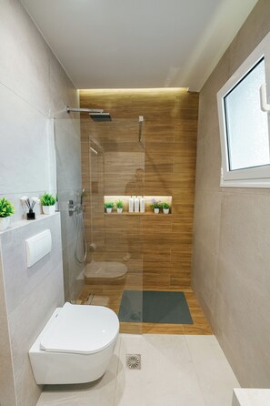 シャワー、ヘアドライヤー、タオル、石鹸