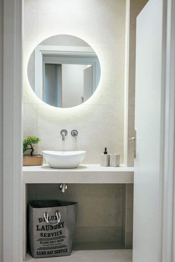 Suihku, ilmaiset hygieniatuotteet, hiustenkuivaaja, pyyhkeet