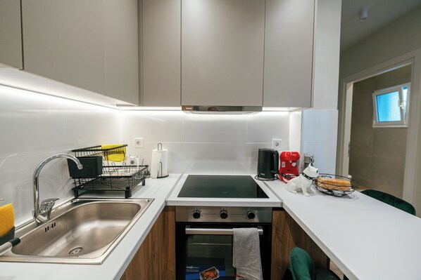 Réfrigérateur, four, cafetière/bouilloire