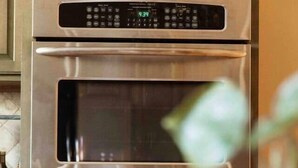 Ein Edelstahl-Backofen mit digitaler Uhr.