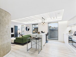 Apartament destacat, 2 dormitoris | Sala d'estar | Televisor intel·ligent 