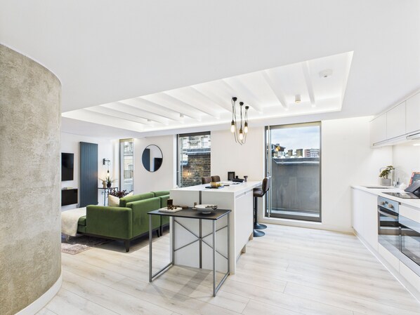 Signature appartement, 2 slaapkamers | Woonruimte | Smart-tv