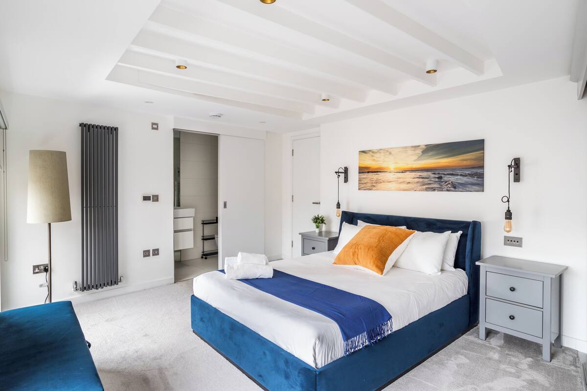 Apartamento com design assinado, 2 quartos | Escrivaninha, espaço de trabalho para notebook