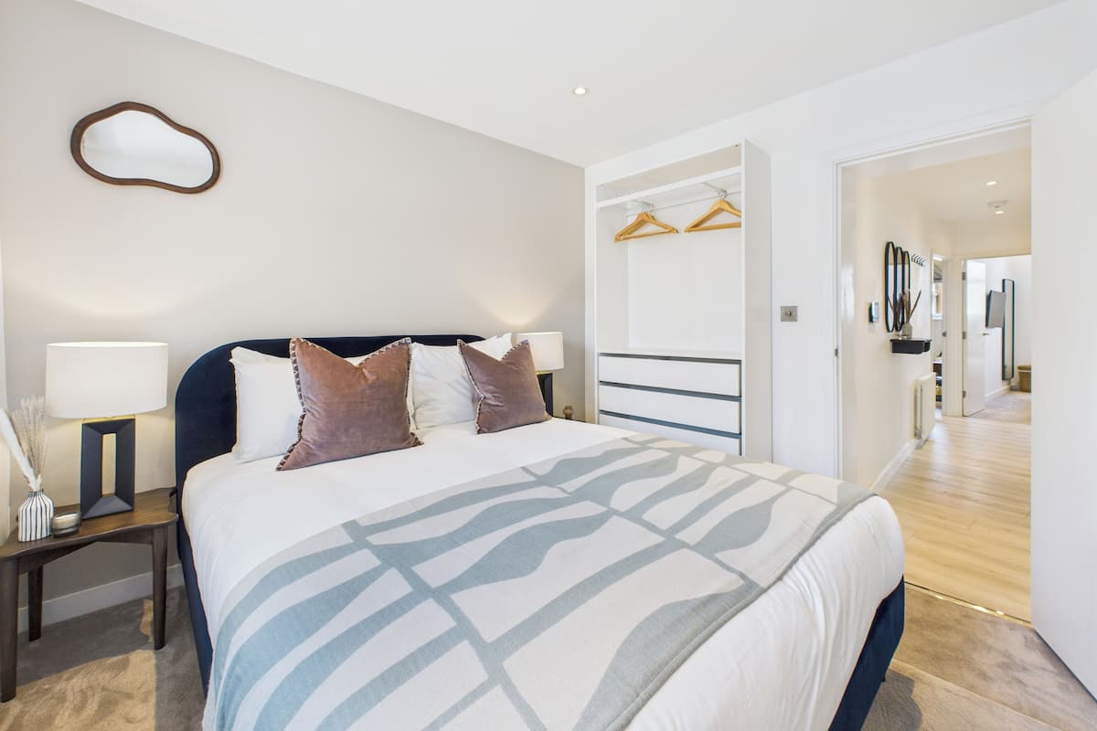 Apartament de disseny, 2 dormitoris | Escriptori i espai de treball apte per a portàtils