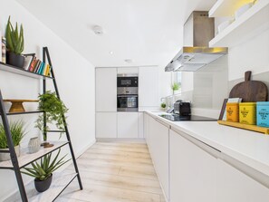 Deluxe-lejlighed - 2 soveværelser | Privat køkken | Køleskab/fryser i fuld størrelse, mikrobølgeovn, ovn, kogeplade
