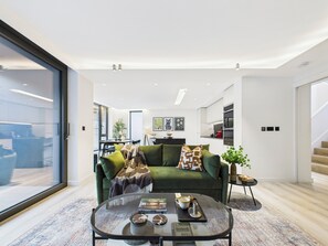 Desk, laptop workspace, iron/ironing board, free WiFi - Be London - Borough Market Residences (London)