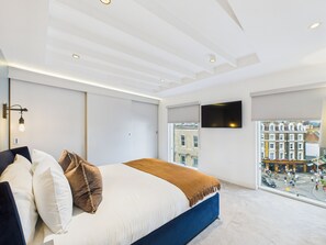 Signature appartement, 2 slaapkamers | Een bureau, een laptopwerkplek, een strijkplank/strijkijzer, gratis wifi