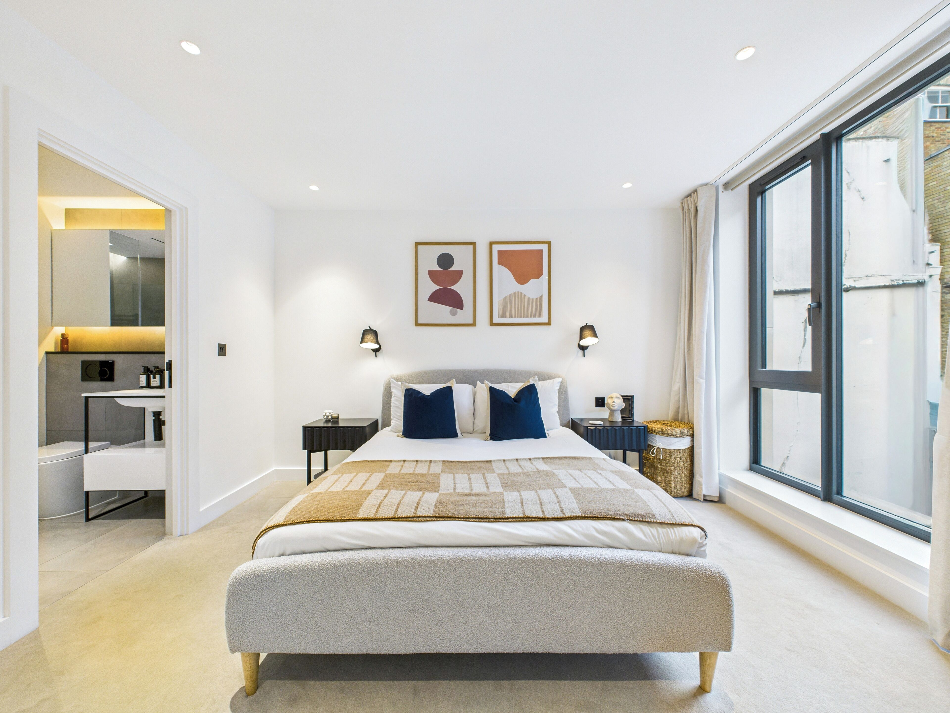 Premium Apartment | Desk, laptop workspace, iron/ironing board, free WiFi