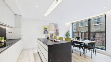 Premium Apartment | Private kitchen | Full-size fridge, microwave, oven, stovetop