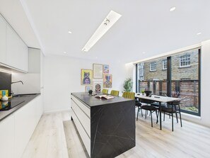 Apartament prèmium | Cuina privada | Frigorífic gran, microones, forn i placa de cuina 