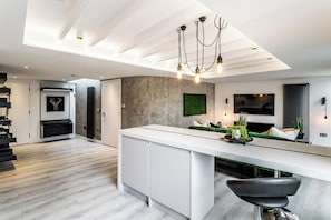 Apartamento com design assinado, 2 quartos | Cozinha privada | Geladeira grande, micro-ondas, fogão, cooktop