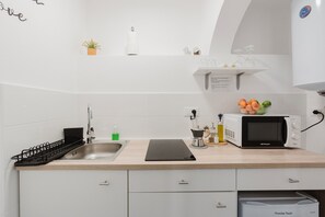 Fridge, microwave, stovetop, coffee/tea maker