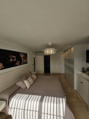 4 bedrooms, iron/ironing board, internet