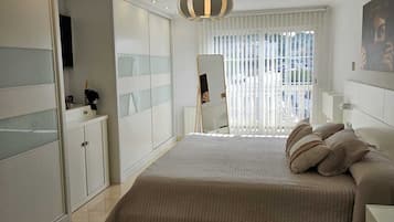 4 slaapkamers, een strijkplank/strijkijzer, internet