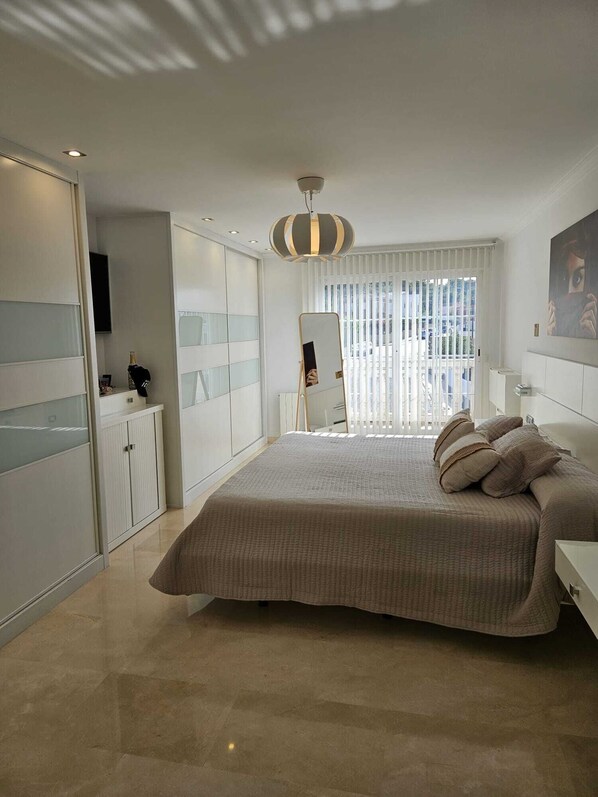 4 bedrooms, iron/ironing board, internet
