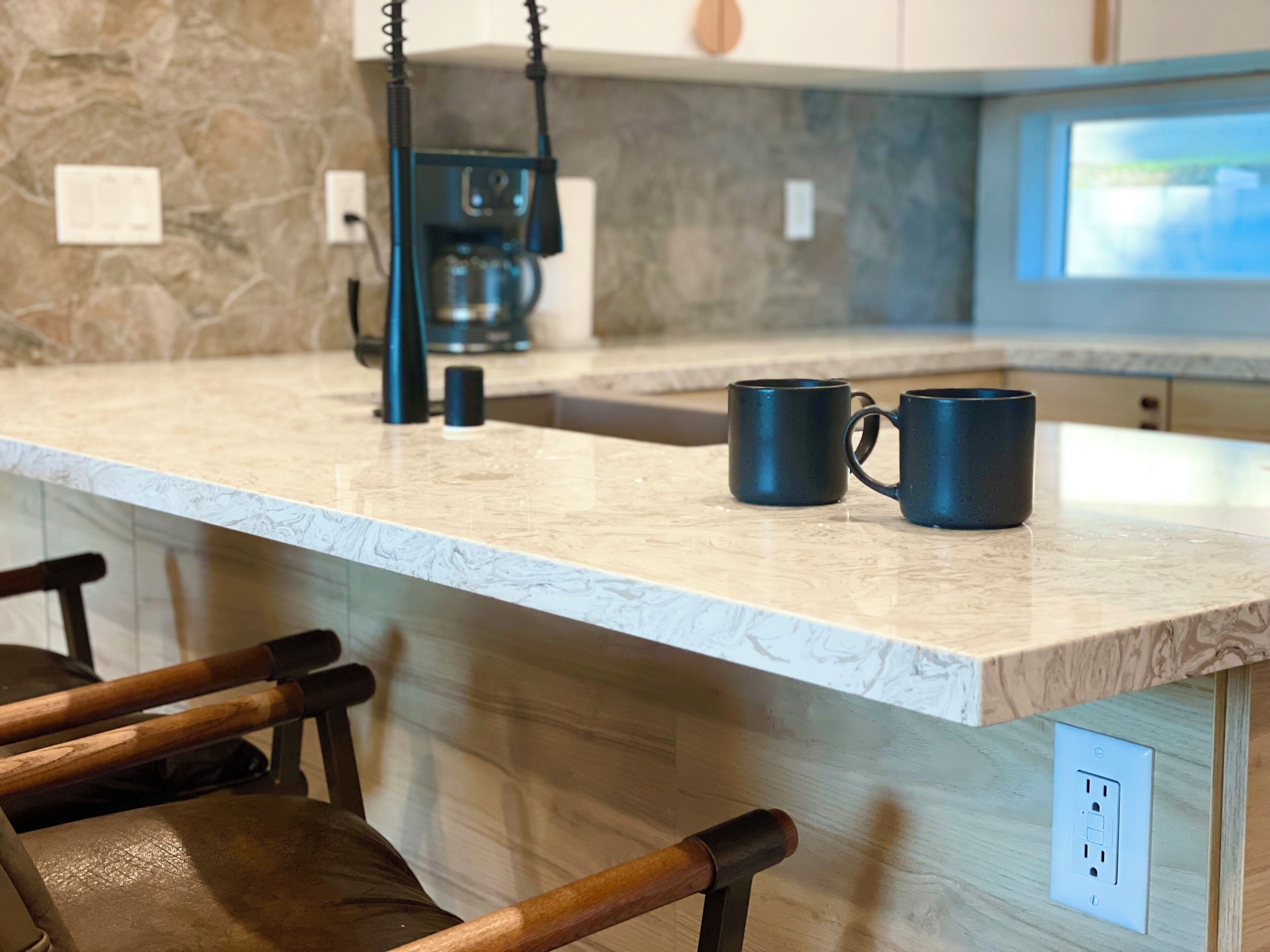 Een microgolfoven, een oven, een kookplaat, een vaatwasser