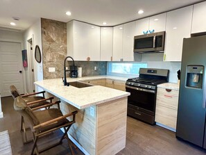 Een magnetron, een oven, een kookplaat, een vaatwasser