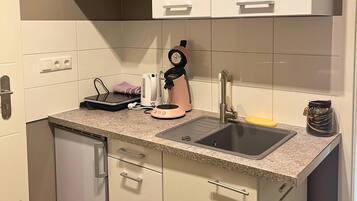 Apartment | Private kitchen | Toaster, cookware/dishes/utensils