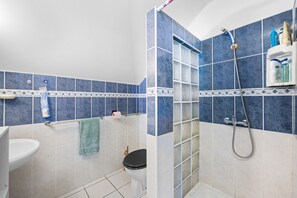 Doccia, asciugacapelli, asciugamani, sapone