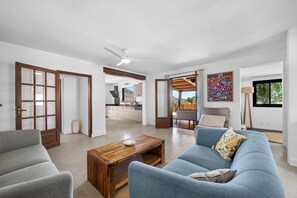 Smart TV, books, printers - 4-bedroom villa, sleeps 10, Saint-Leu. Swimming pool, quiet and comfortable! (Saint-Leu)