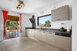 Fridge, microwave, oven, stovetop - 4-bedroom villa, sleeps 10, Saint-Leu. Swimming pool, quiet and comfortable! (Saint-Leu)