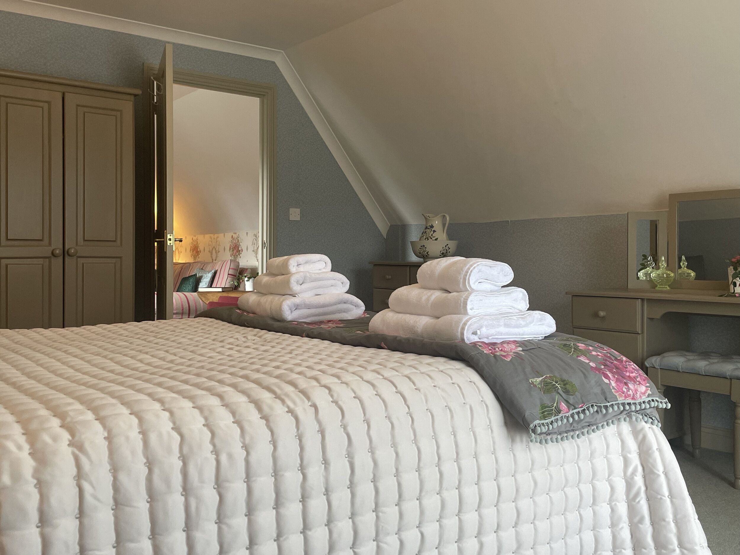 Didekorasi berbeda-beda dan dilengkapi dengan perabotan berbeda-beda