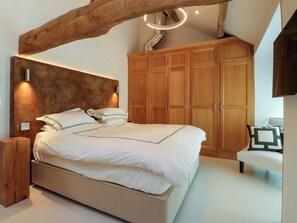 5 bedrooms, individually decorated, individually furnished, free WiFi