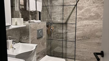 Douche, sèche-cheveux, bidet, serviettes fournies