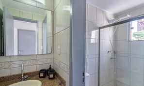 Basic Chalet | Bathroom | Bathtub