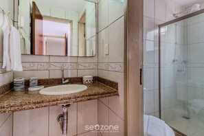 Basic Chalet | Bathroom | Bathtub
