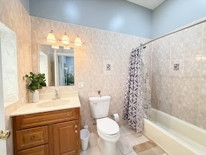 Sèche-cheveux, bidet, serviettes fournies, savon