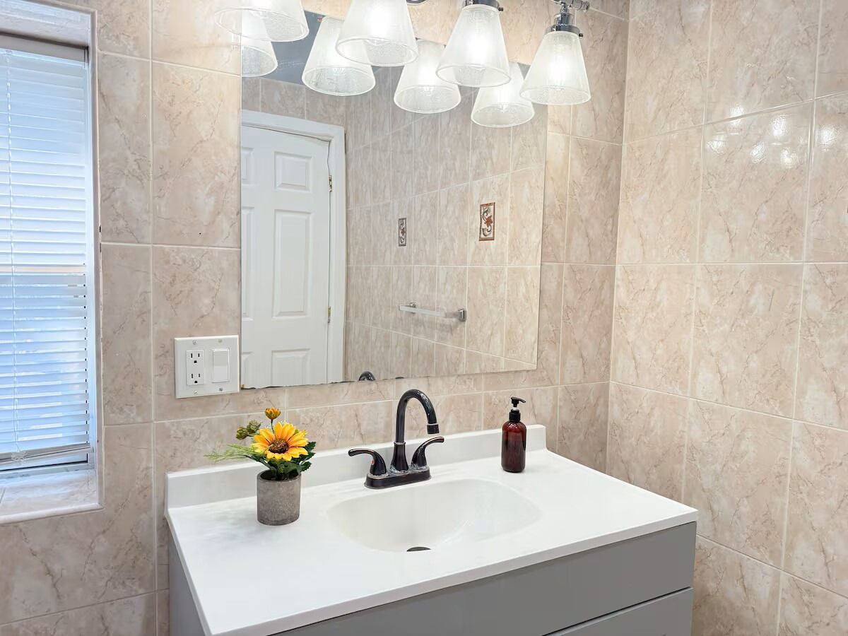 Secadora de cabello, bidet, toallas, jabón 