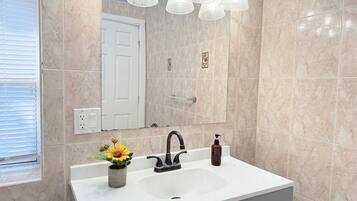 Secadora de cabello, bidet, toallas, jabón