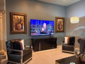 Fernseher, Kamin, Bücher