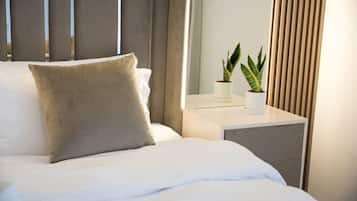 1 habitación, escritorio, tabla de planchar con plancha y cuna de viaje