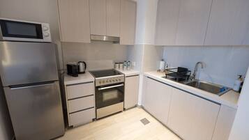 Een koelkast, een magnetron, een oven, een kookplaat