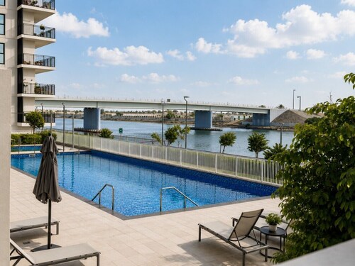 1BDR Luxury Stay with Pool & Gym | Waters Edge