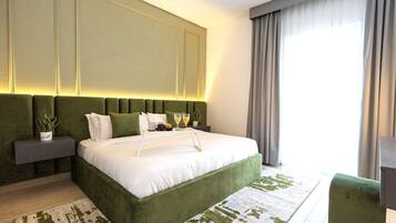 1 slaapkamer, een bureau, een strijkplank/strijkijzer, reisbedje