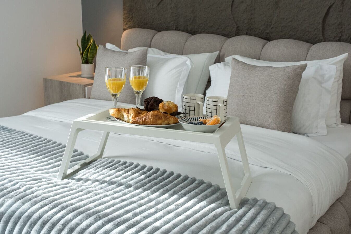 1 camera, una scrivania, ferro/asse da stiro, culla da viaggio