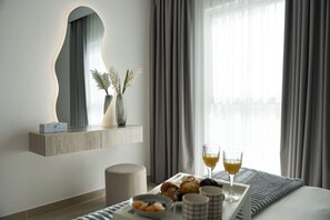 1 habitación, escritorio, tabla de planchar con plancha y cuna de viaje