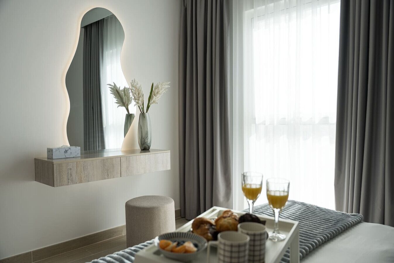 1 habitación, escritorio, tabla de planchar con plancha y cuna de viaje 